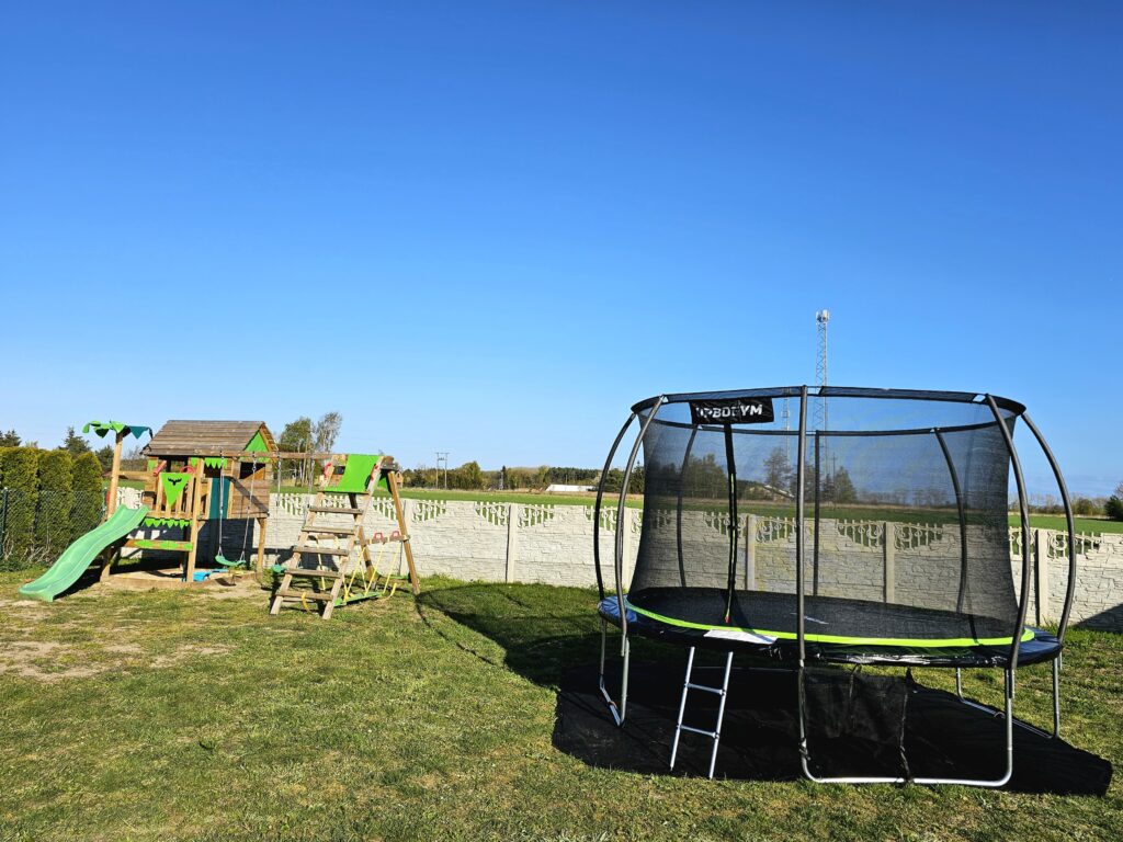Trampolína v zahradě Orlího Domku